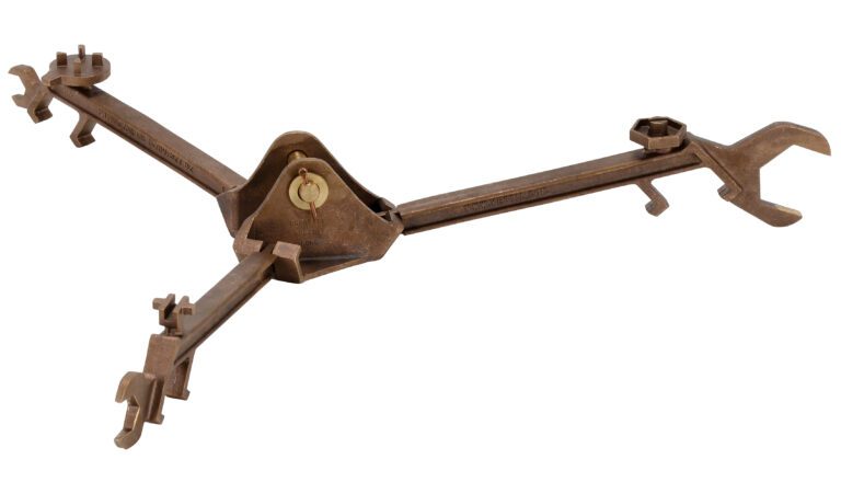 PDL-800-M-BR_A.jpg A vintage, bronze trammel gauge with three adjustable arms and diverse fittings at the ends, crafted for scribing circles or arcs, akin to the Vestil Multi-Purpose Drum Lifter Bronze. The central joint includes a secure locking mechanism.